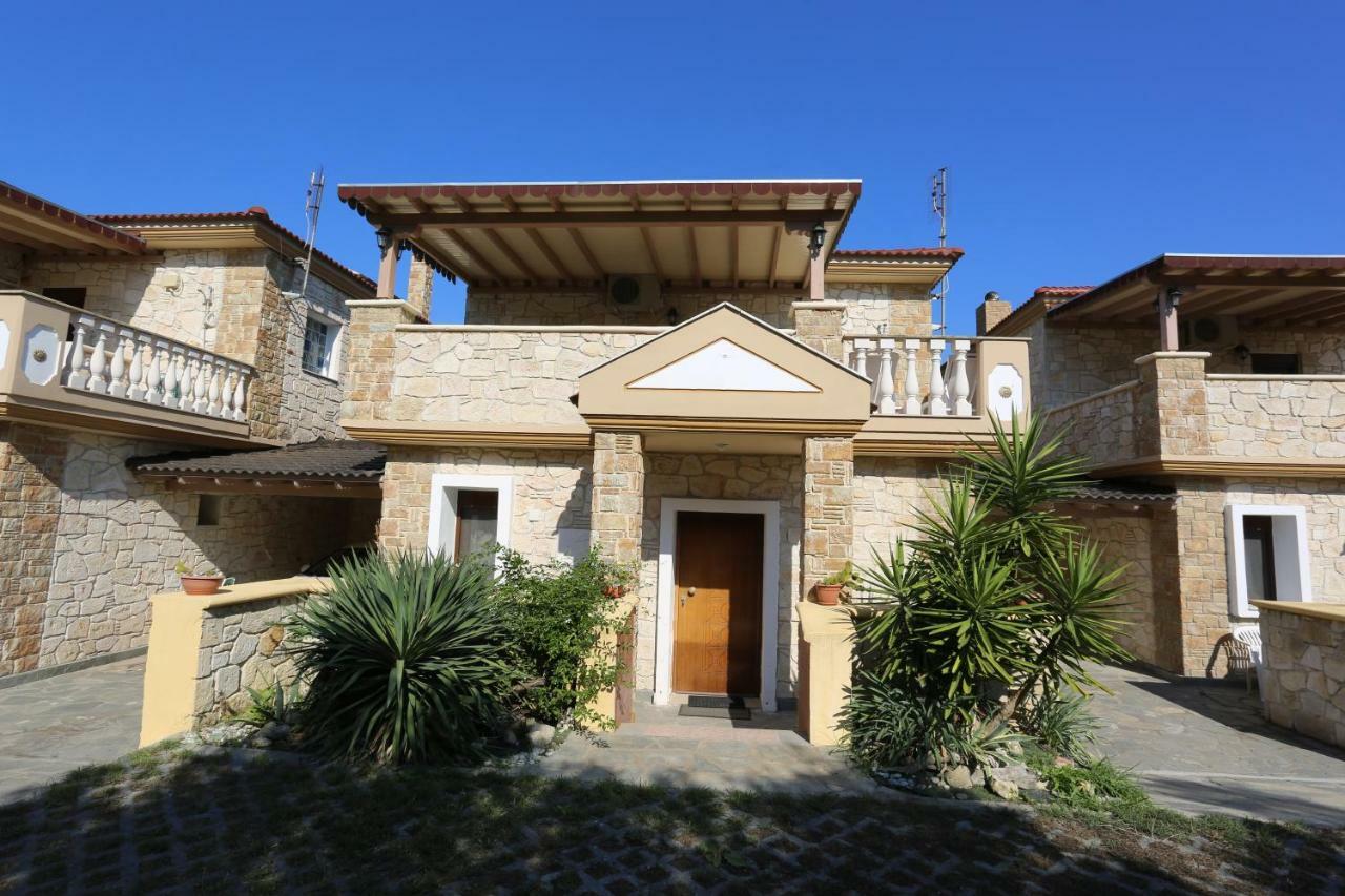 Villa Argo 3 - Beachfront, Big Gardens, Location! Пефкохорі Екстер'єр фото