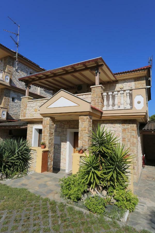Villa Argo 3 - Beachfront, Big Gardens, Location! Пефкохорі Екстер'єр фото